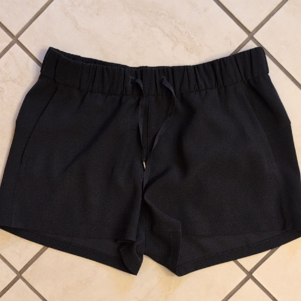 Lululemon On The Fly Short Black Travel Woven Fabric Wrinkle Resistant Size 10 - Picture 2 of 9